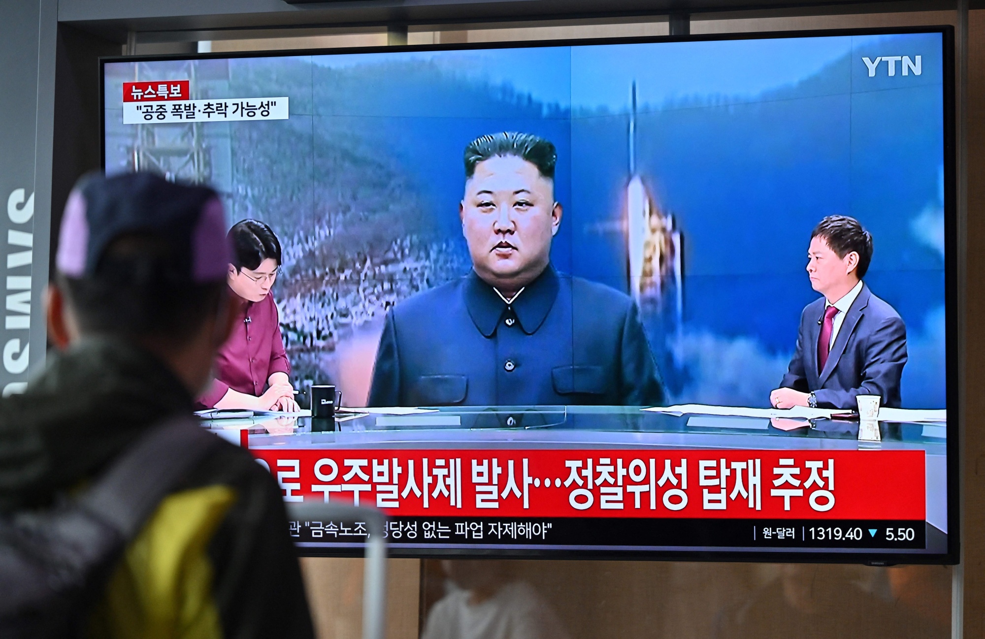 A television screen shows a news broadcast with file footage of North Korea's leader Kim Jong Un, at the Seoul Railway Station in Seoul on May 31, 2023. Photographer: Jung Yeon-Je/AFP/Getty Images