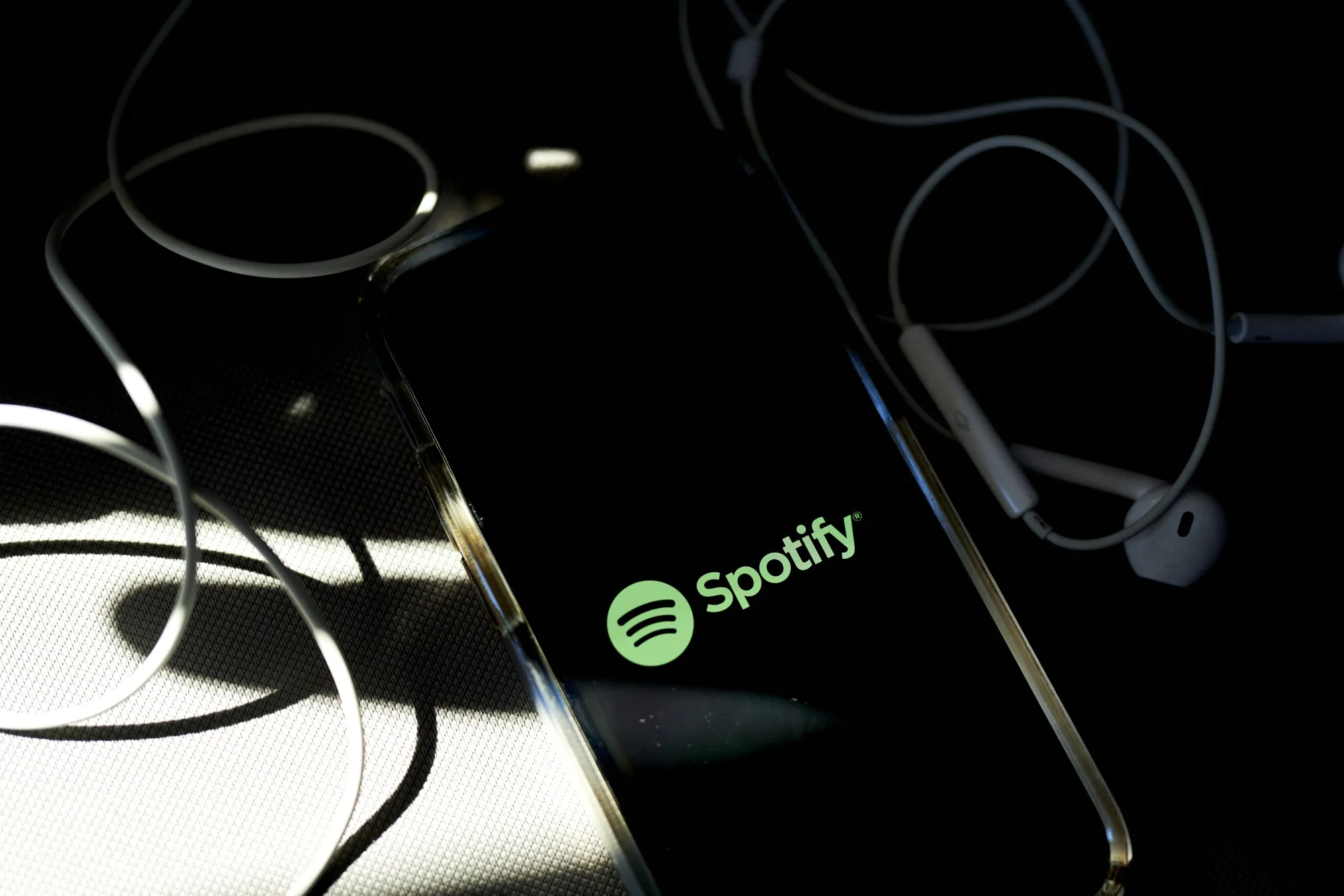 Spotify Adds Covid Notices In Effort To Stop Rogan Boycotts