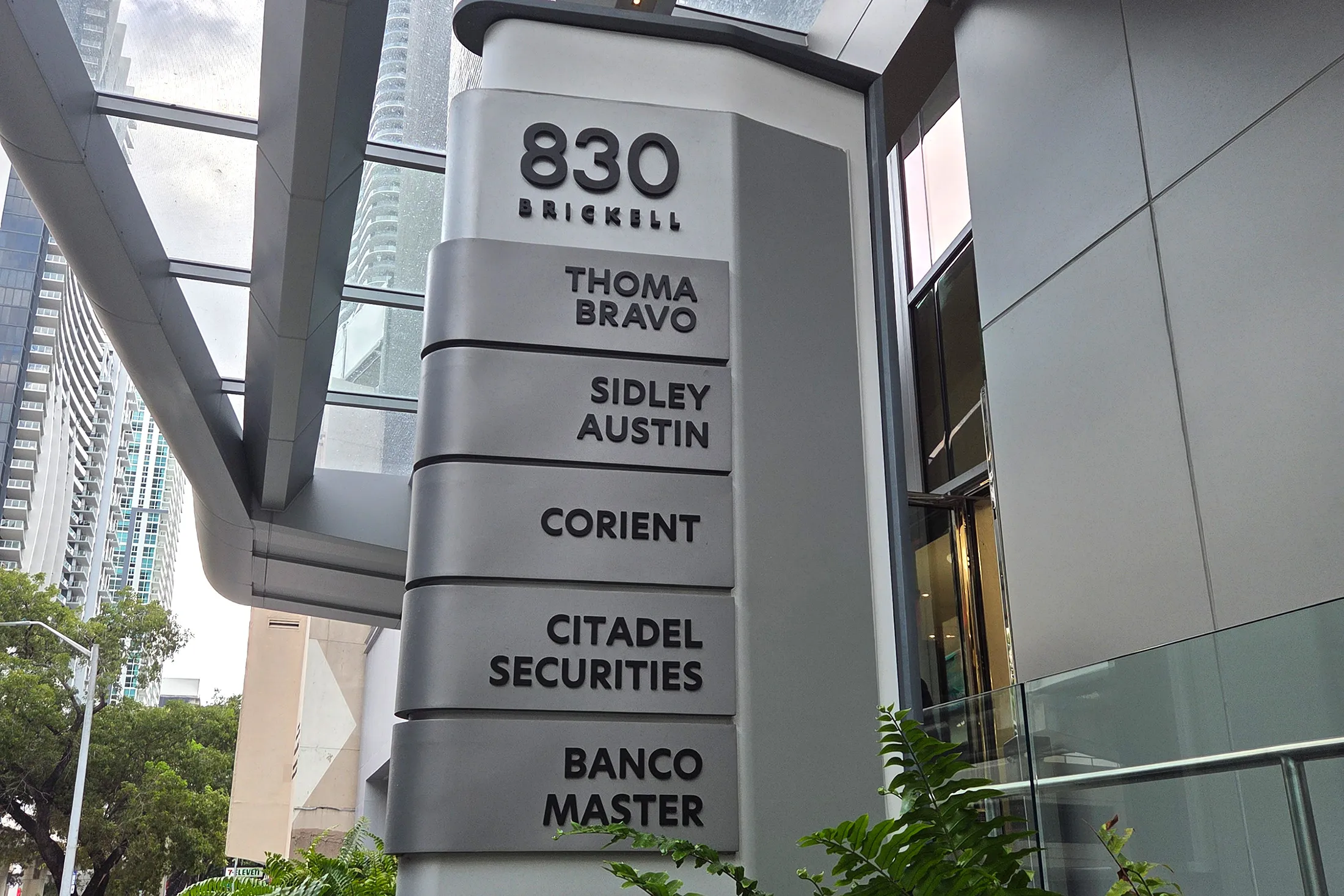 O nome do Banco Master que estava na placa do lado de fora do edifício de escritórios 830 Brickell Plaza, no distrito financeiro de Miami, já foi removido.