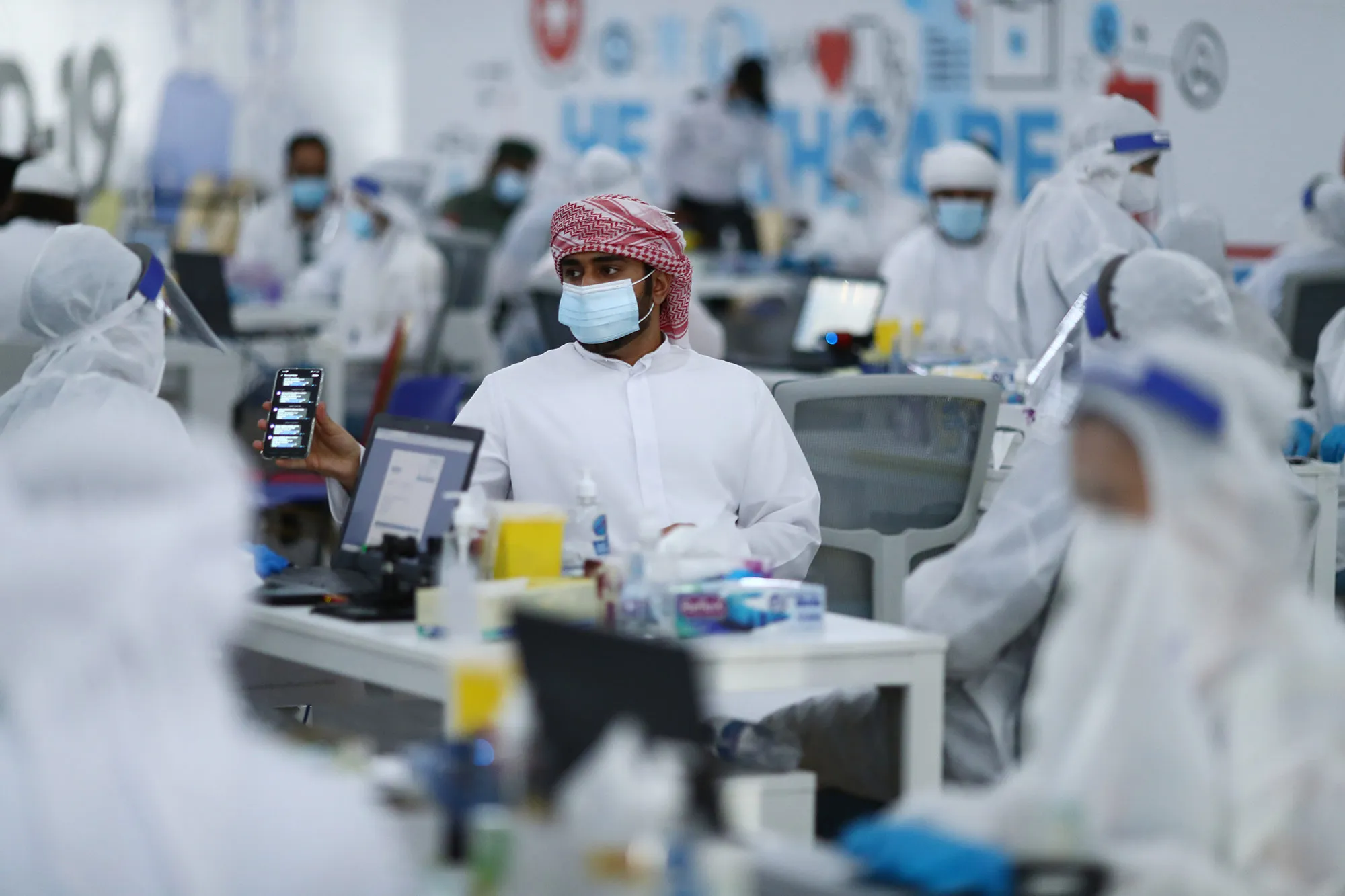 The UAE has decided to open its doors to vaccinated visitors. The photo shows a&nbsp;testing center&nbsp;at the Dubai-Abu Dhabi border.&nbsp;