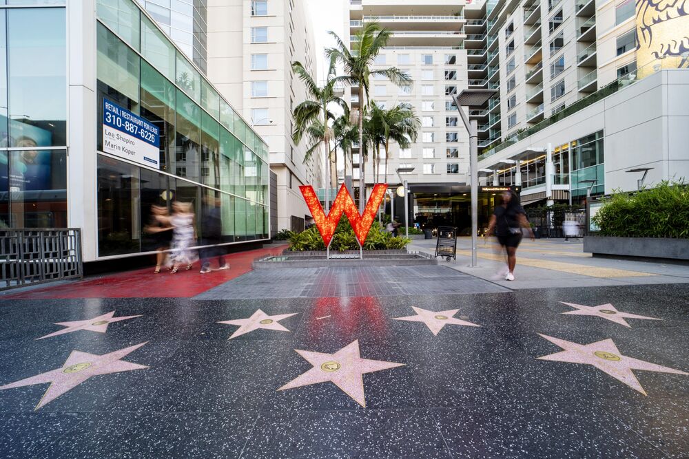 Piesi przechodzą obok hotelu Marriott International Inc. W w Los Angeles, Kalifornia, USA
