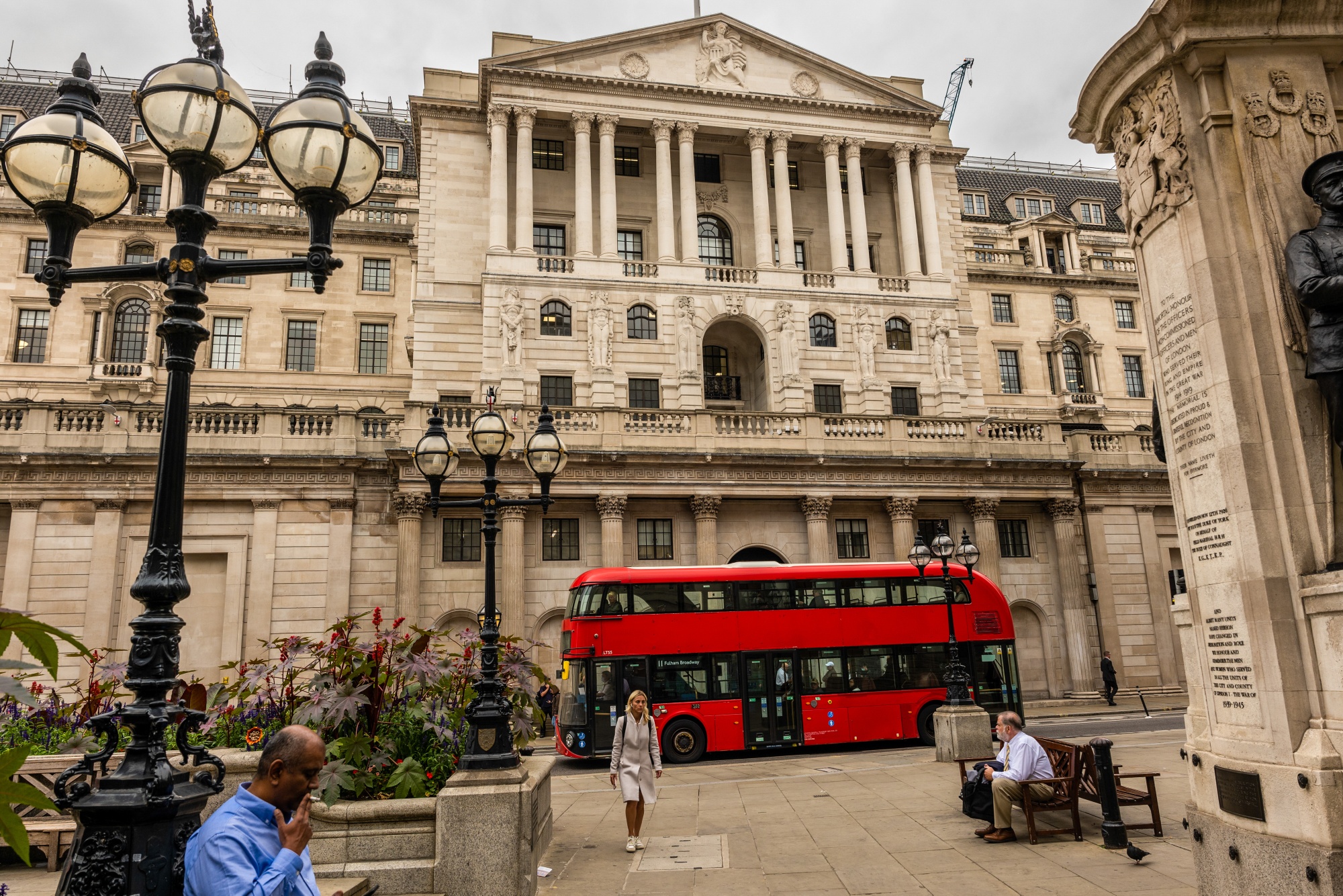 英中銀、保有債券の売却開始－142兆円規模のポートフォリオ圧縮