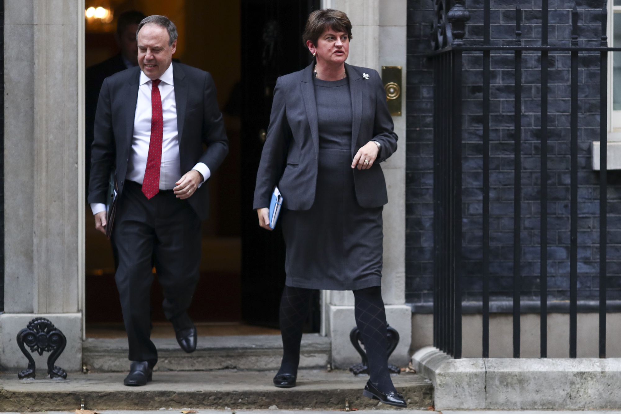 Arlene Foster, lider Demokratycznej Partii Unionistycznej w Irlandii Północnej i Nigel Dodds, zastępca lidera Demokratycznej Partii Unionistycznej, odeszli, zostaw numer 10 Downing Street w Londynie, 10 września.