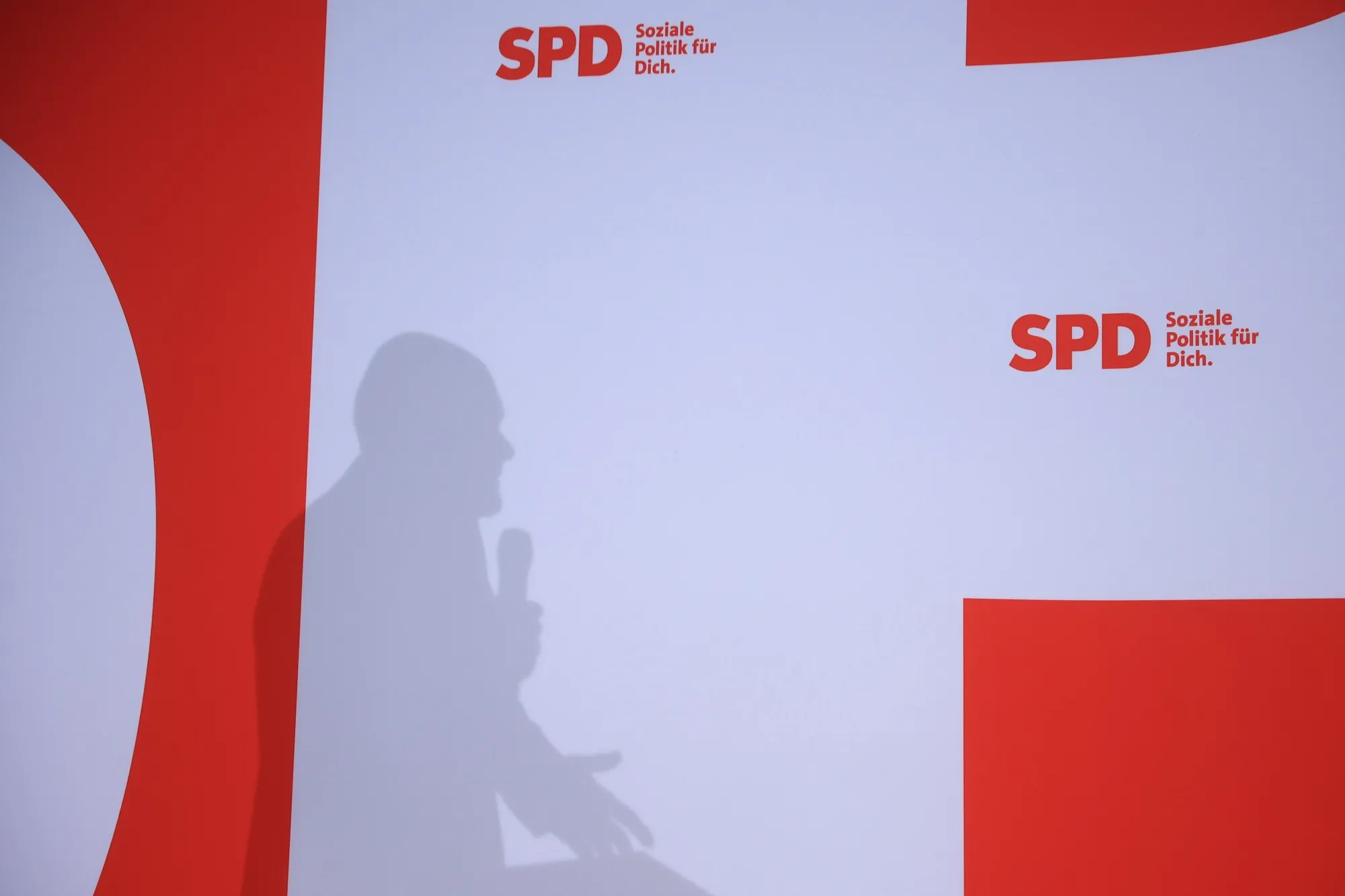 ドイツ「緩慢な衰退」の衝撃シナリオ、東西再統一以来で最大の危機か - Bloomberg