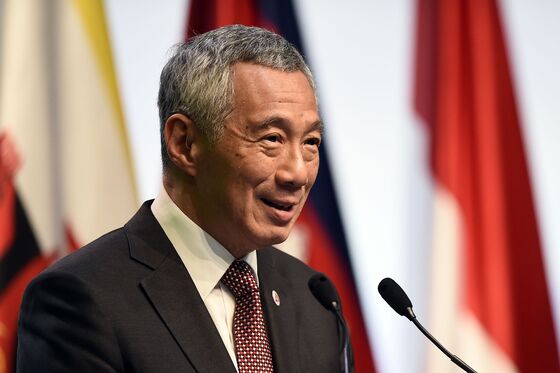 Singapore PM Says Asean May Need to Choose Between U.S. and China