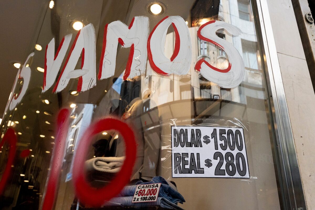 bloomberg.com - Vinicius Andrade - Carry Traders Shift Away From Dollar for Emerging-Market Bets