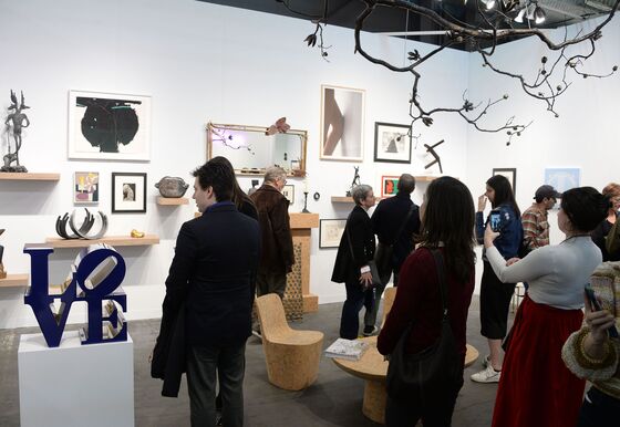 Art Buyers Defy Virus Fears to Brave ‘Petri Dish’ at Armory Show