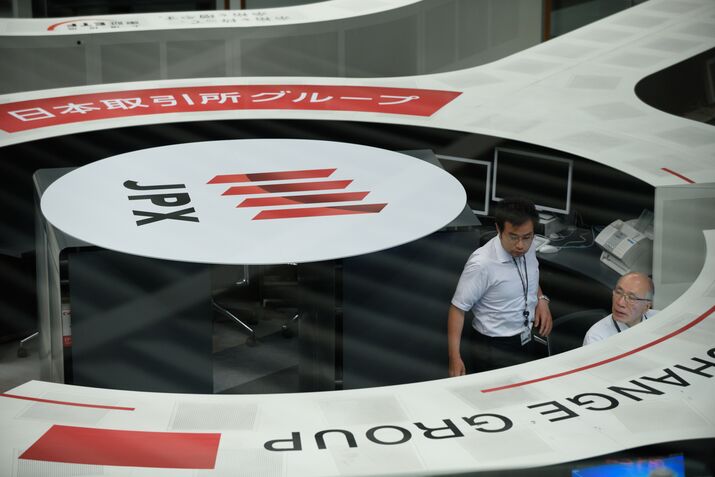 Inside the Tokyo Stock Exchange As Banks Continue Rally Following Yields Spike
