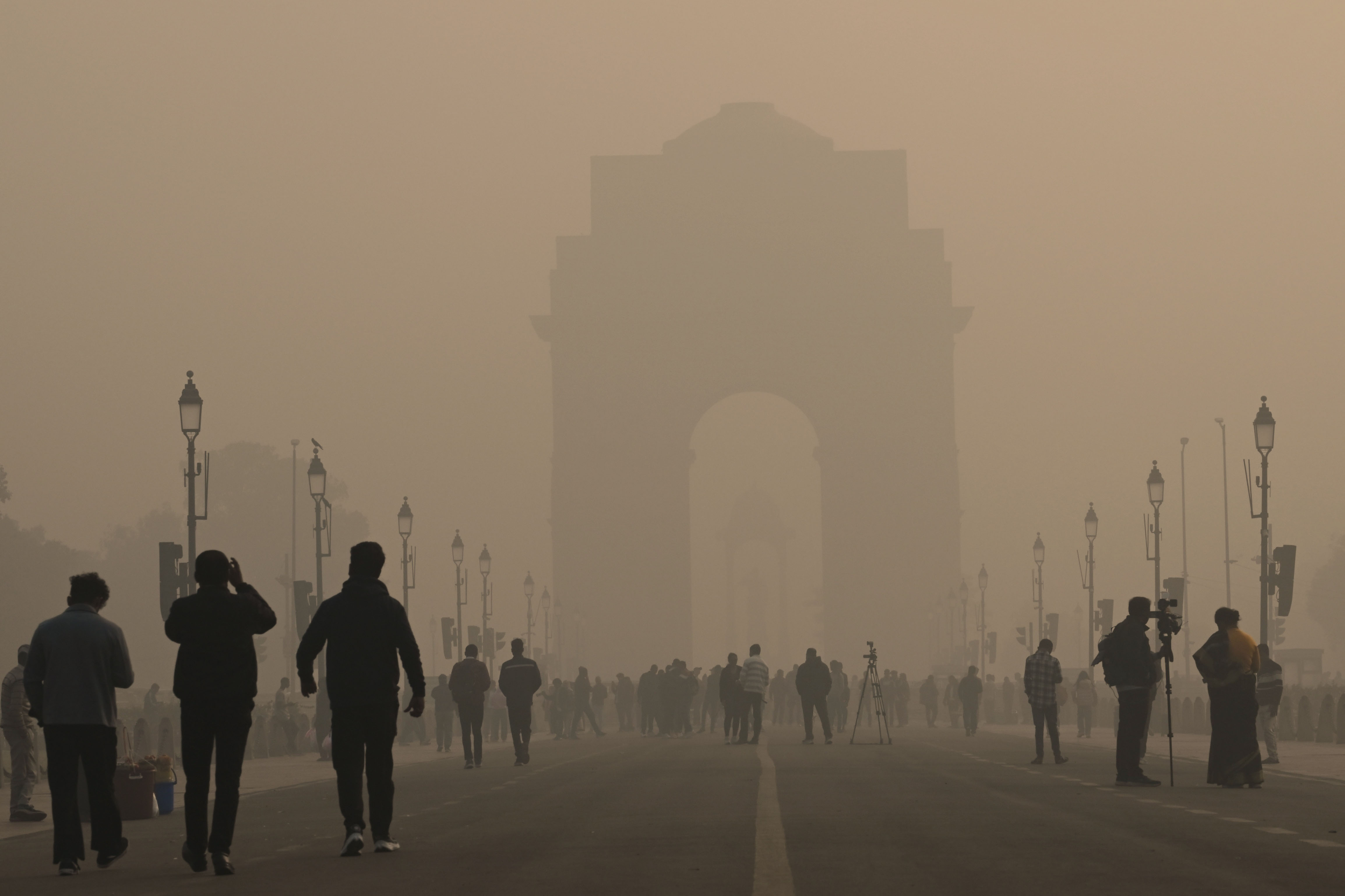 NEW DELHI, INDIA - DECEMBER 14: Morning Smog seen at Kartavya Path , GRAP Stage IV implement in Delhi/NCR in view of severe AQI, on December 14, 2025 in New Delhi, India. The national capital, Delhi, on Sunday woke up to a thick layer of smog, with air quality lingering in the 'severe' category. The Central Pollution Control Board (CPCB) recorded the Air Quality Index (AQI) at 462 at 6 am. (Photo by Vipin Kumar/Hindustan Times via Getty Images) Photographer: Vipin Kumar/Getty Images/Hindustan Times
