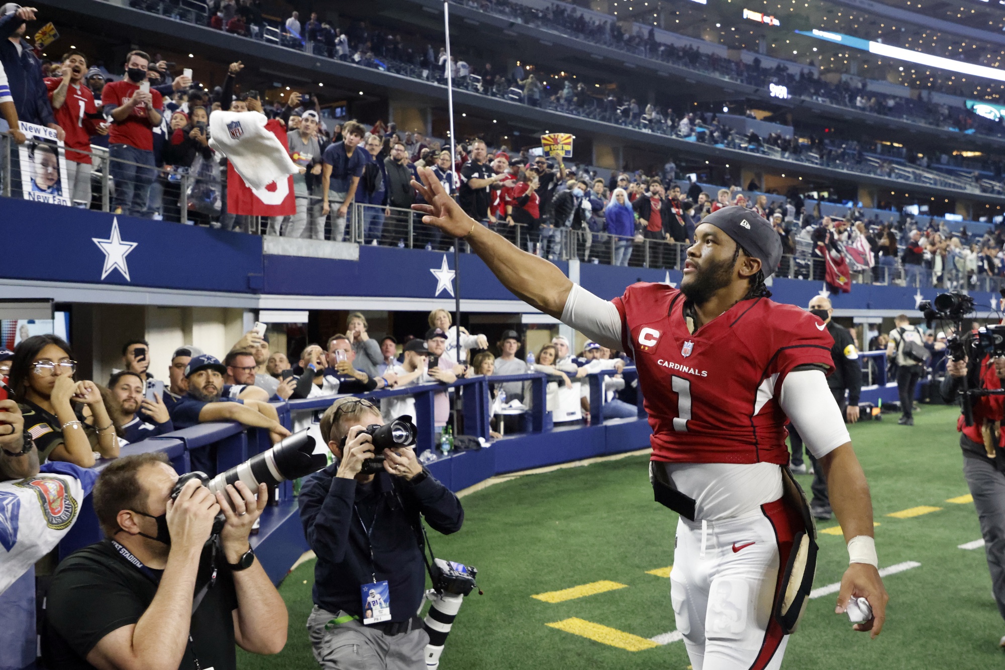 Cards Hold Off Cowboys 25-22 in Matchup of Playoff Teams - Bloomberg