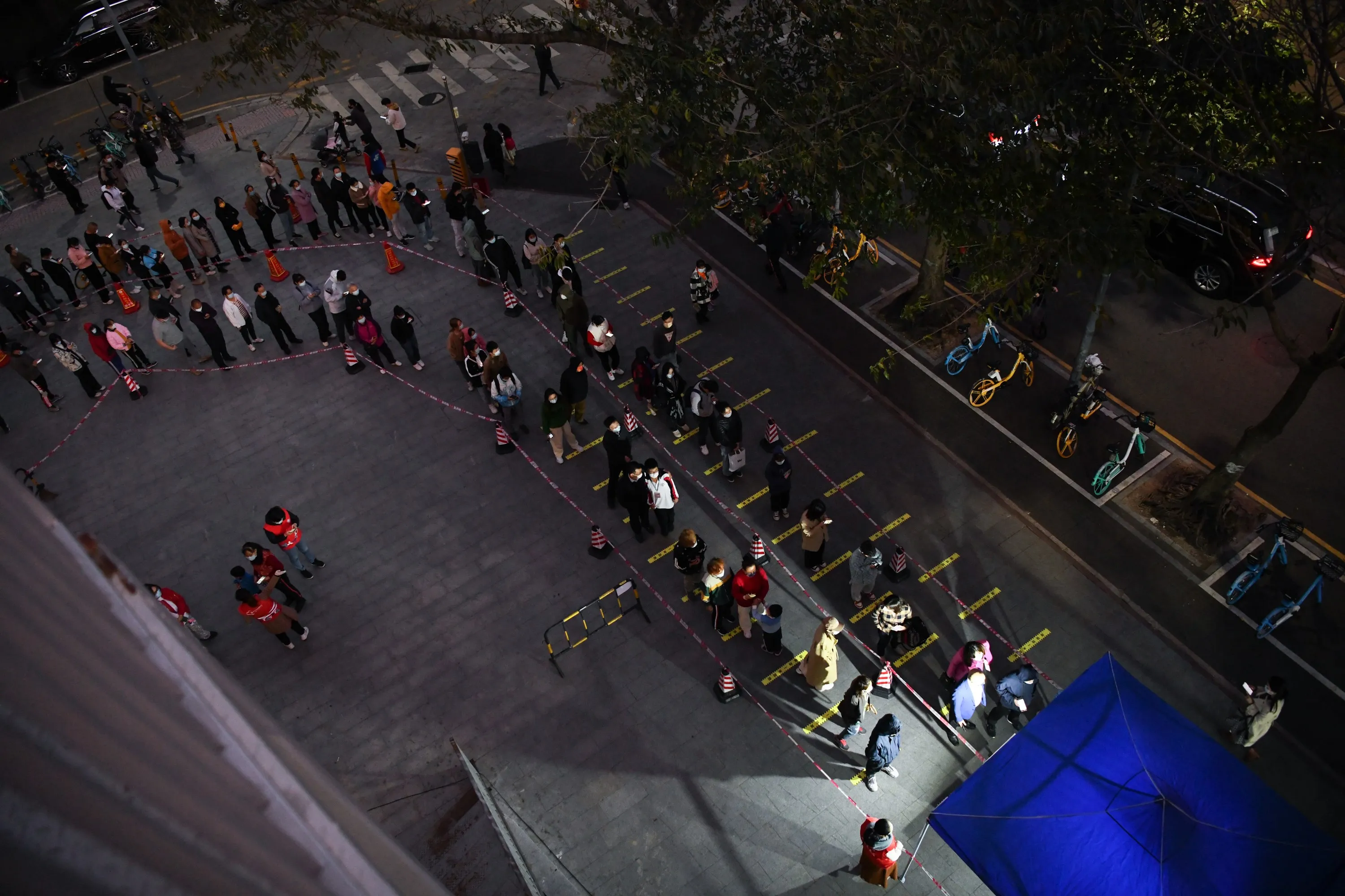 Citizens line up for nucleic acid testing in Shenzhen.