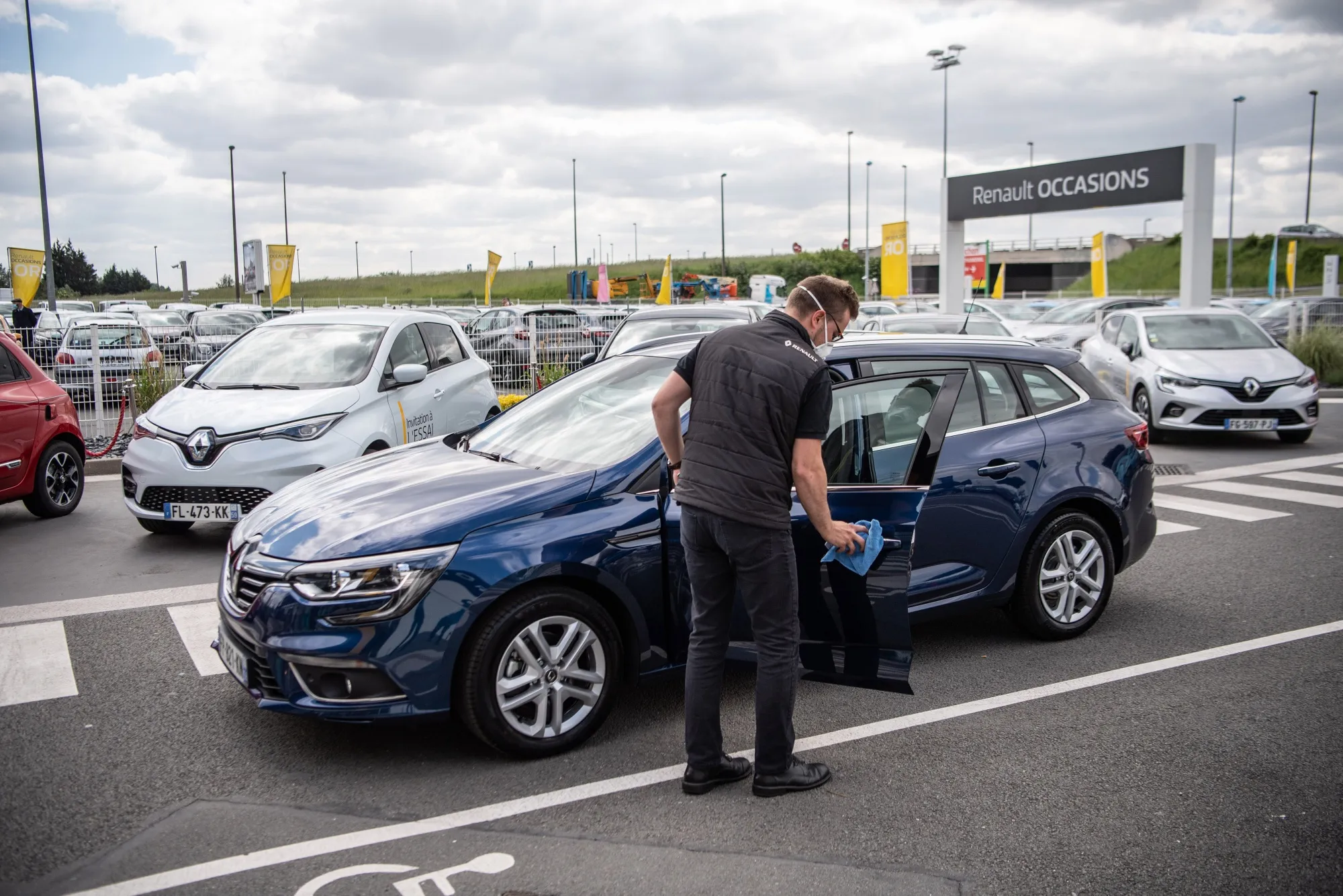 Renault SA Reopens Auto Showrooms As French Car Sales Tank
