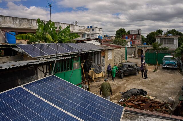 Paneles solares sobre una vivienda en el barrio habanero de Regla, el 29 de enero. 