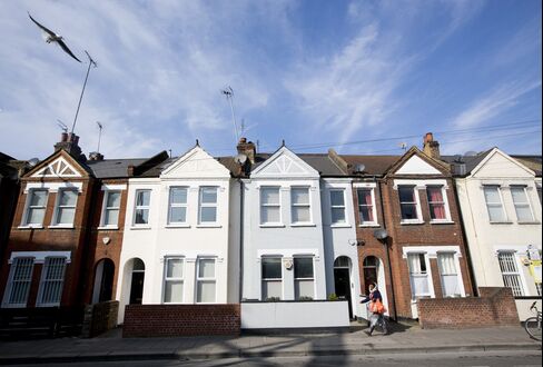 London Home Prices Jump as Pound Drop Boosts Foreign-Buyer Power
