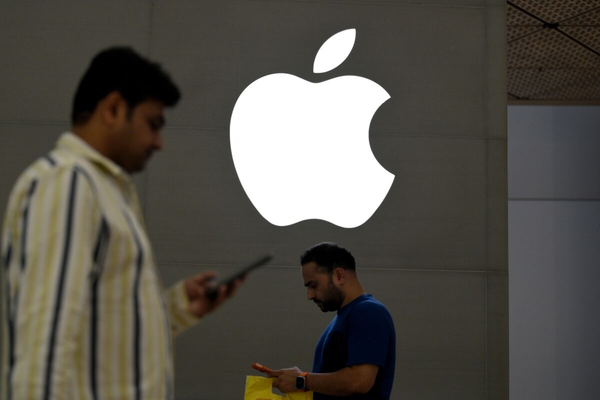 bloomberg.com - Sankalp Phartiyal - Apple Starts India Payments Service to Take On Google, Paytm