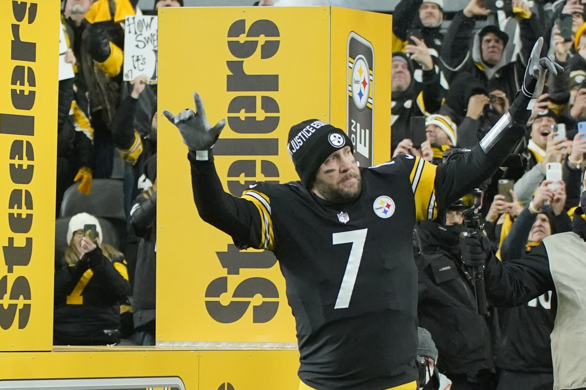 Roethlisberger, Steelers Top Browns to Stay in Playoff Mix - Bloomberg