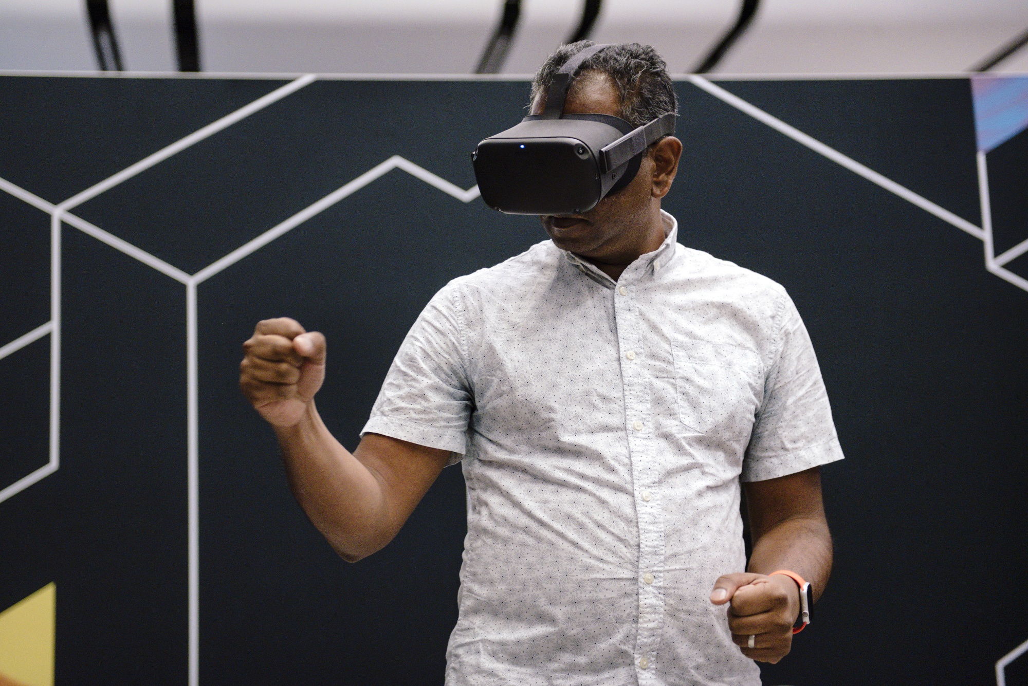 An attendee uses a hand tracking feature with Facebook’s Oculus&nbsp;Quest VR headset during the Oculus Connect 6 conference in San Jose, California, on Sept. 26, 2019.&nbsp;