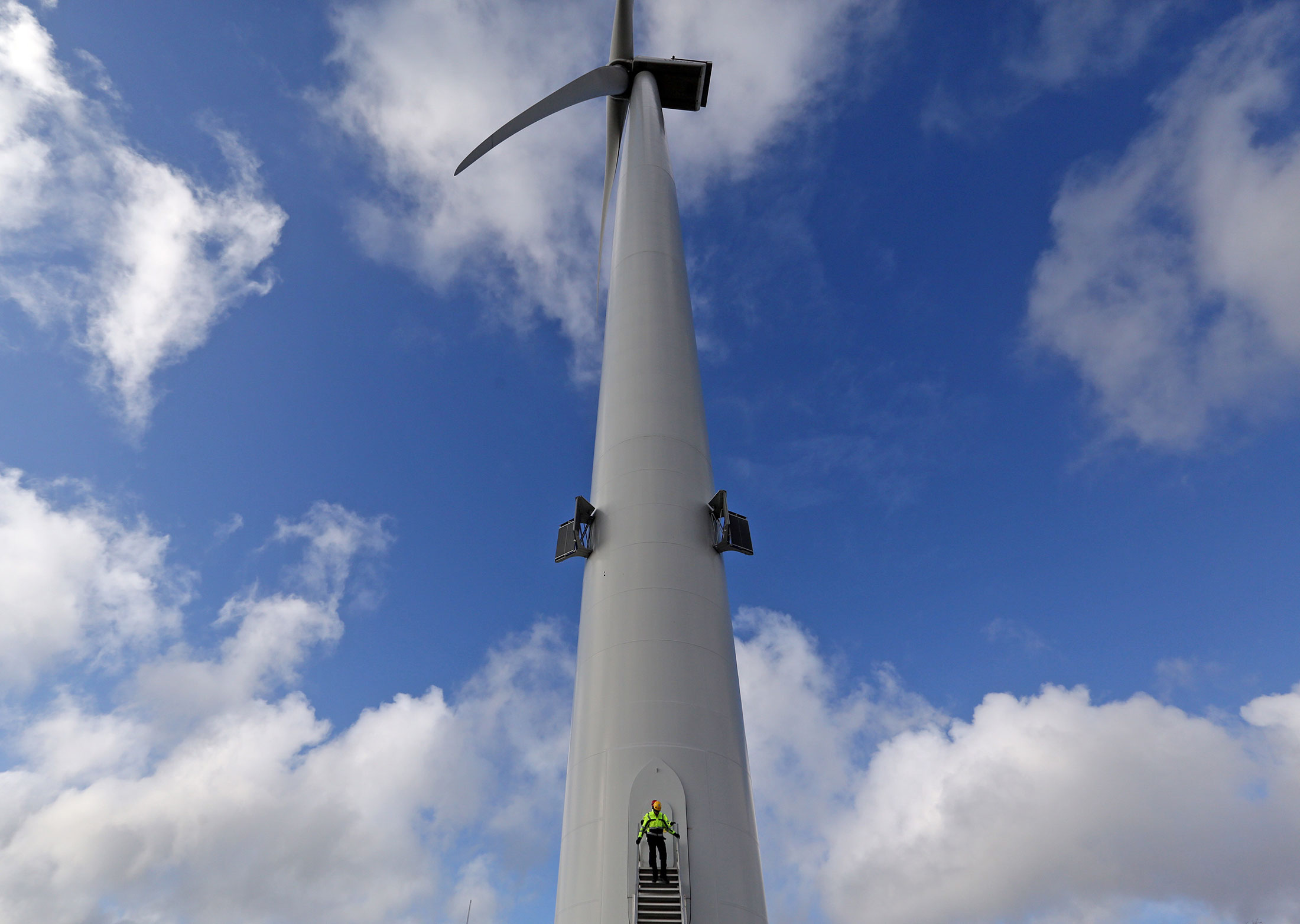 World's Biggest Windmills Now Make Jumbo Jets Look Tiny - Bloomberg