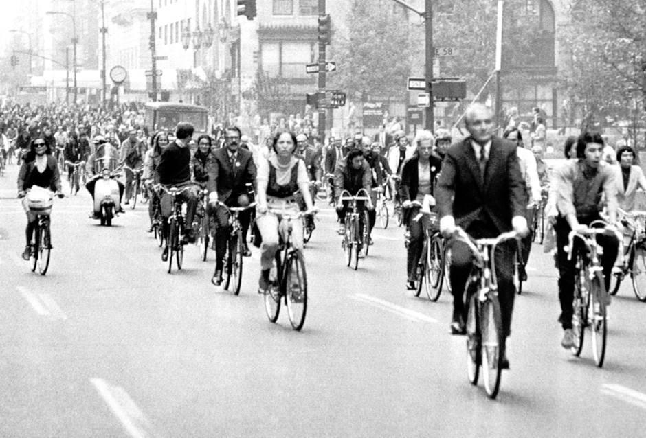 New York City Mayor John Lindsay leads a group ride in 1970. 