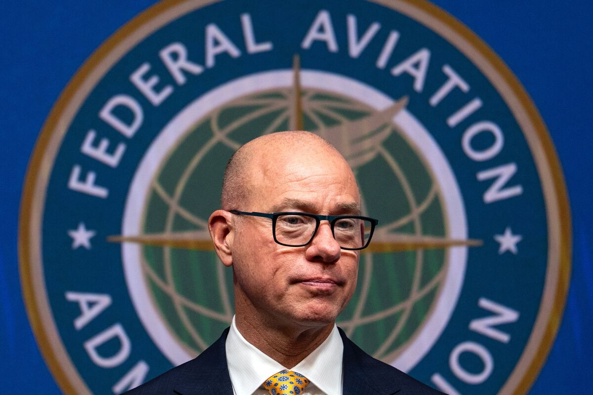 
                            FAA Chief Appears to Still Hold Airline Stock, Cantwell Says