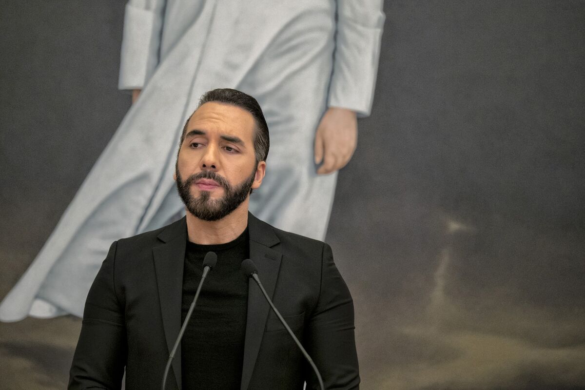 El Salvador President Plans to Continue Buying Bitcoin in Defiance of IMF -  Bloomberg