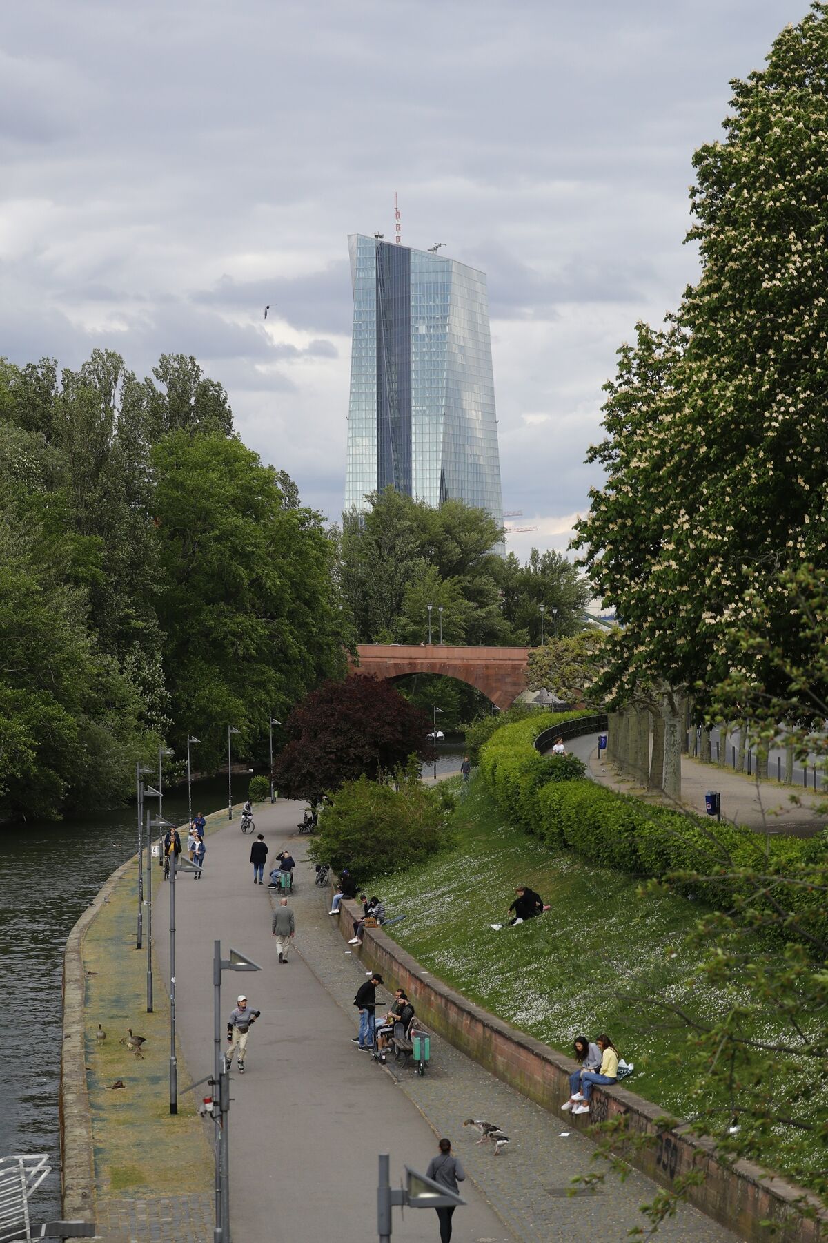 ECB Says Consumer Inflation Expectations Ease But Stay Elevated