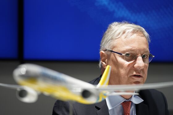 Airbus Wins Paris Crown, Vows Fight Over Boeing's 737 Max Deal