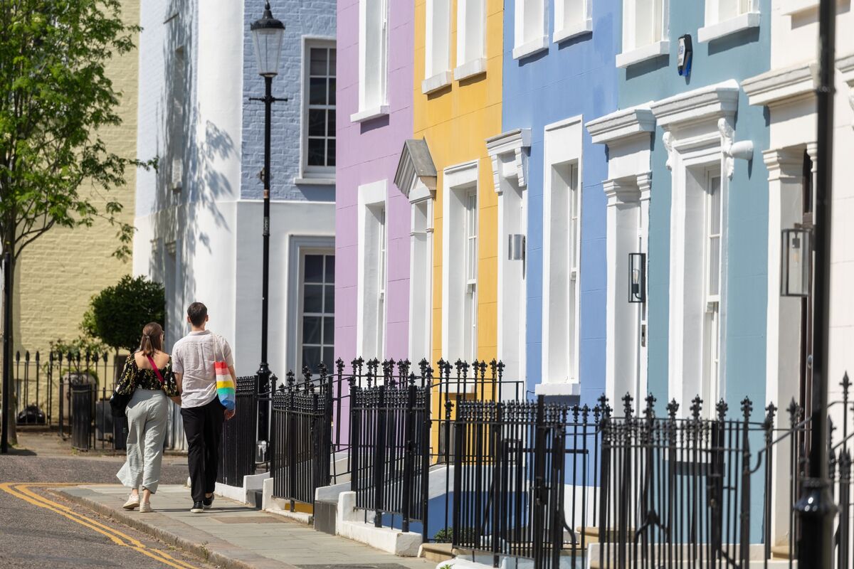 UK March Mortgage Approvals Dip as Time Ran Out to Beat Tax Hike