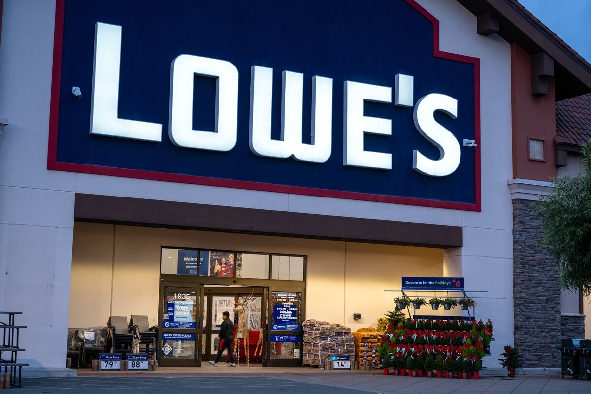 bloomberg.com - Judy Lagrou - Lowe's Cuts Outlook as Soft Housing Market Curbs Demand