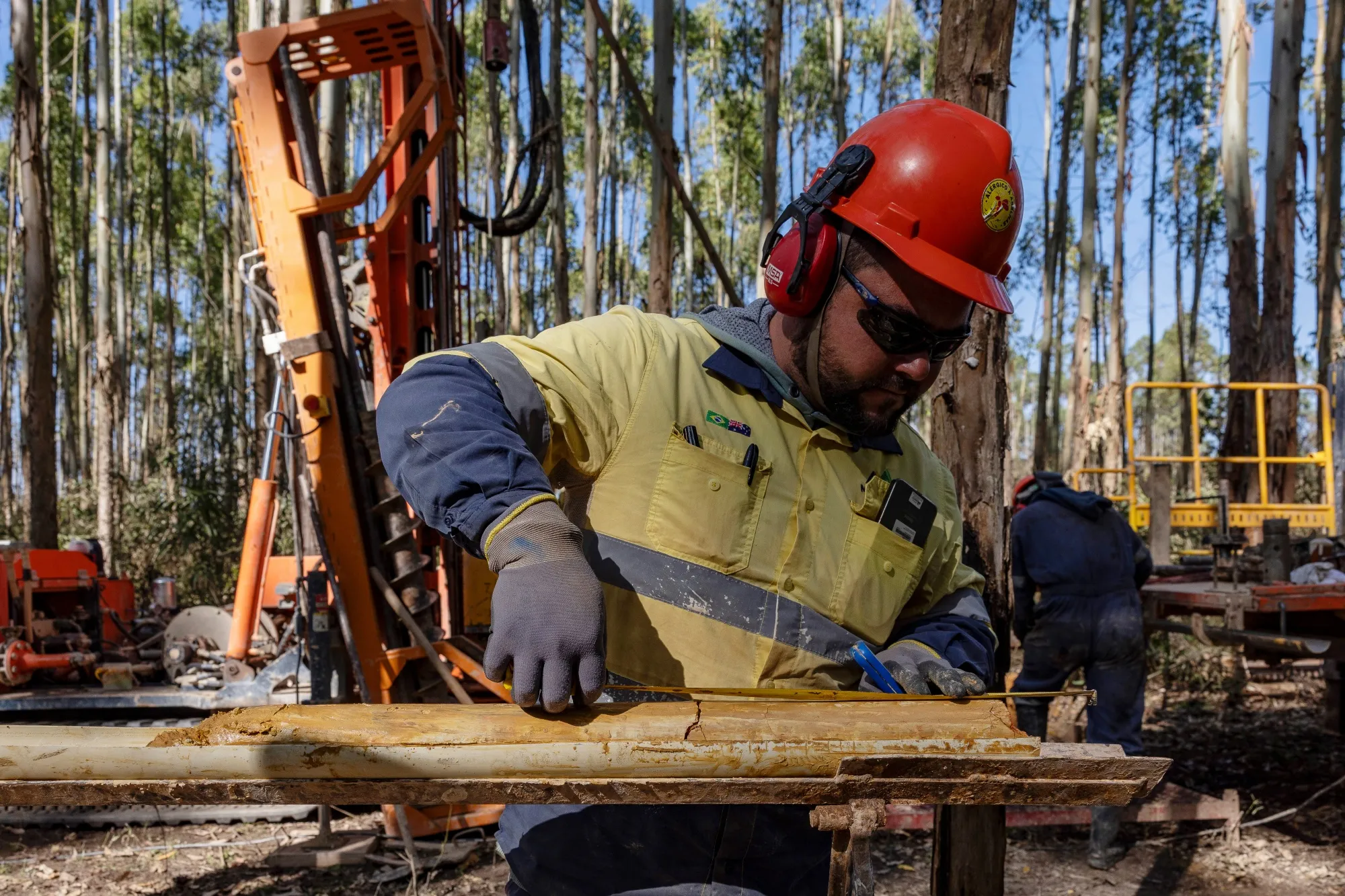 レアアース探査プロジェクトで、作業員が岩石サンプルを測定している（ブラジル）