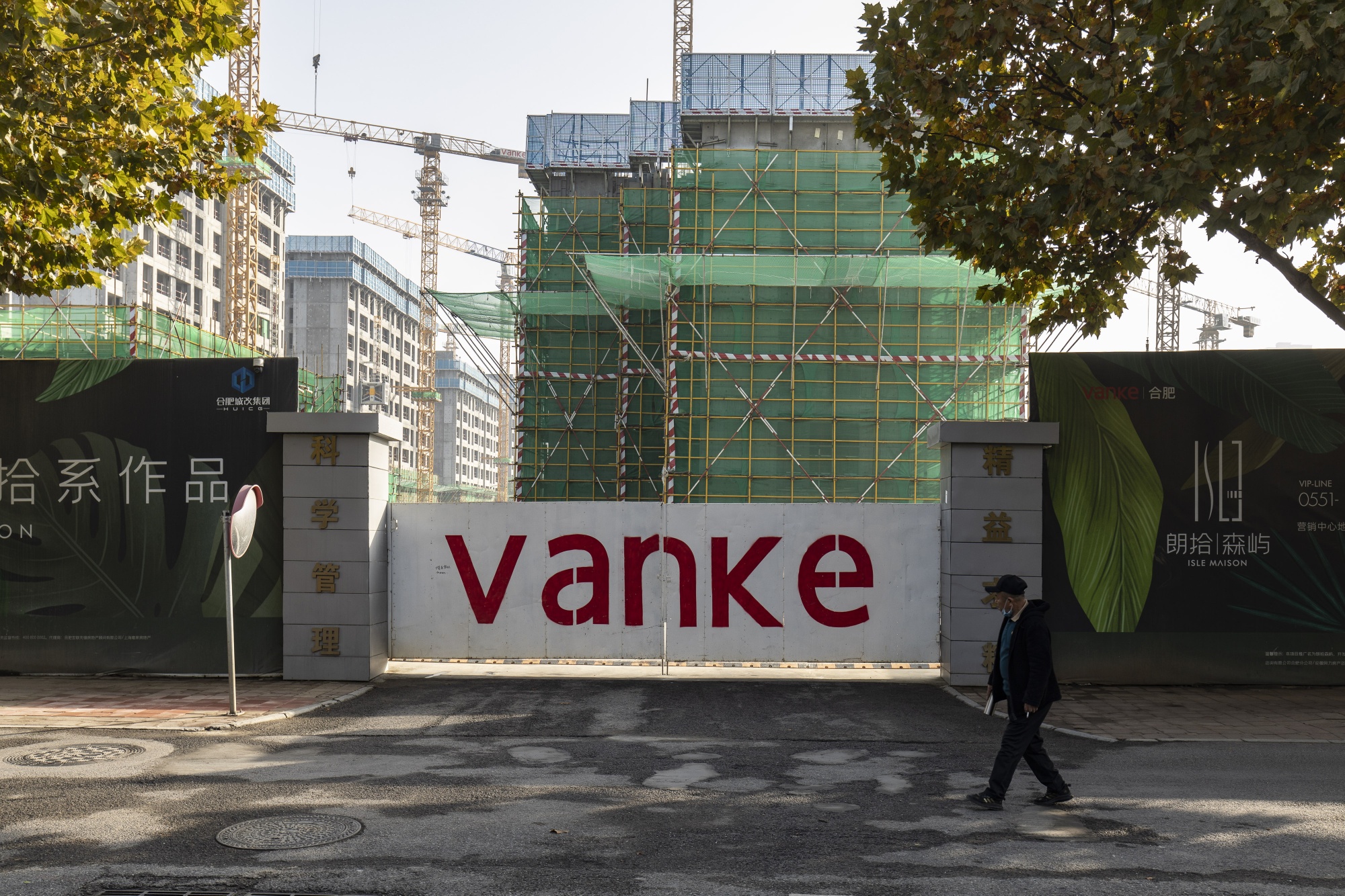 Vanke Enterprise (02202.HK) Price Surge Amid Debt Restructuring