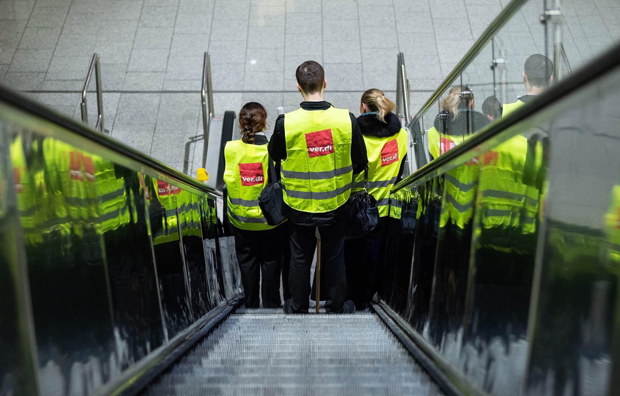 warehouse workers go on strike in Germany over Covid-19