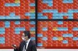 Japanese Stocks Advance as Concerns Over Banking Sector Eased