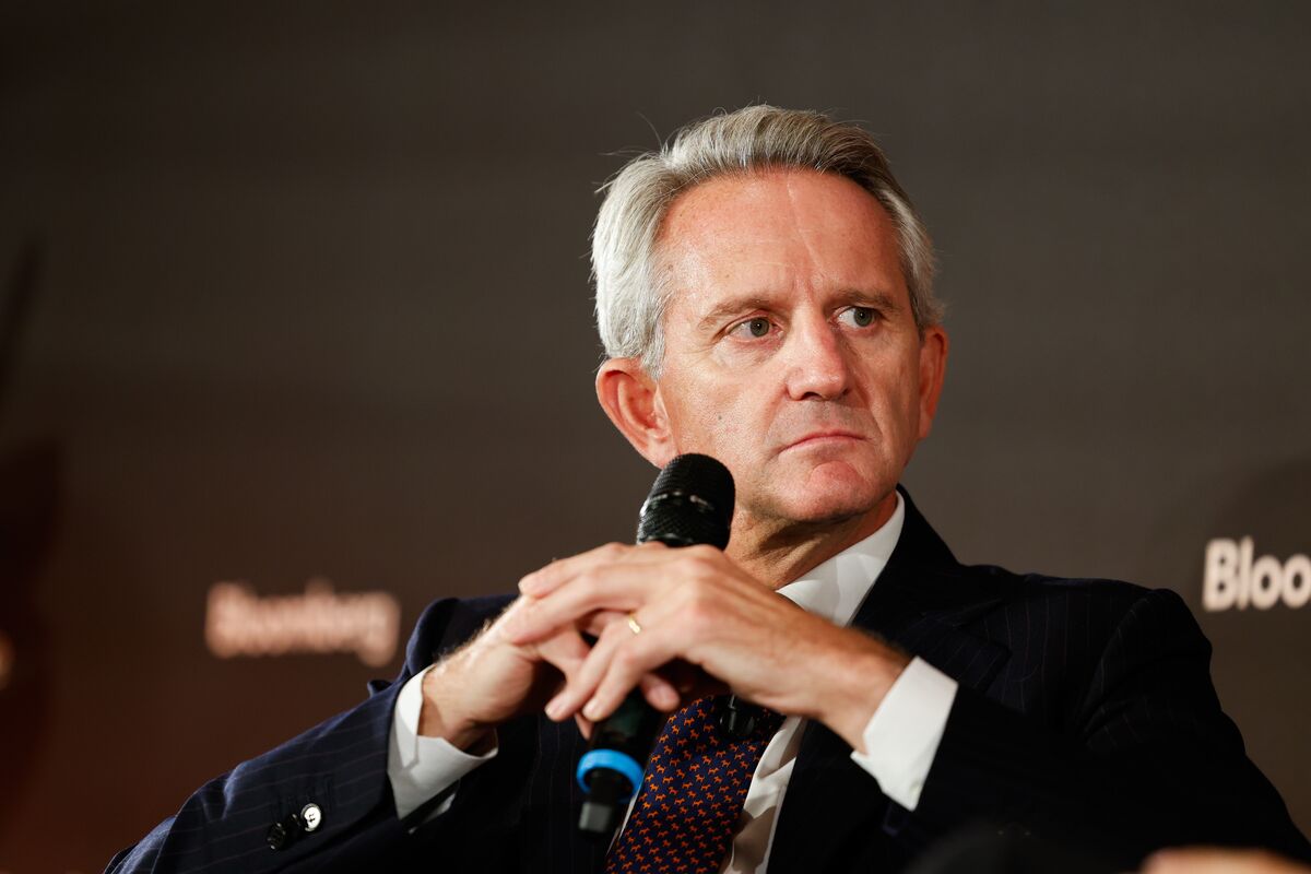 Mediobanca CEO Says Governments Are Hampering Bank Consolidation