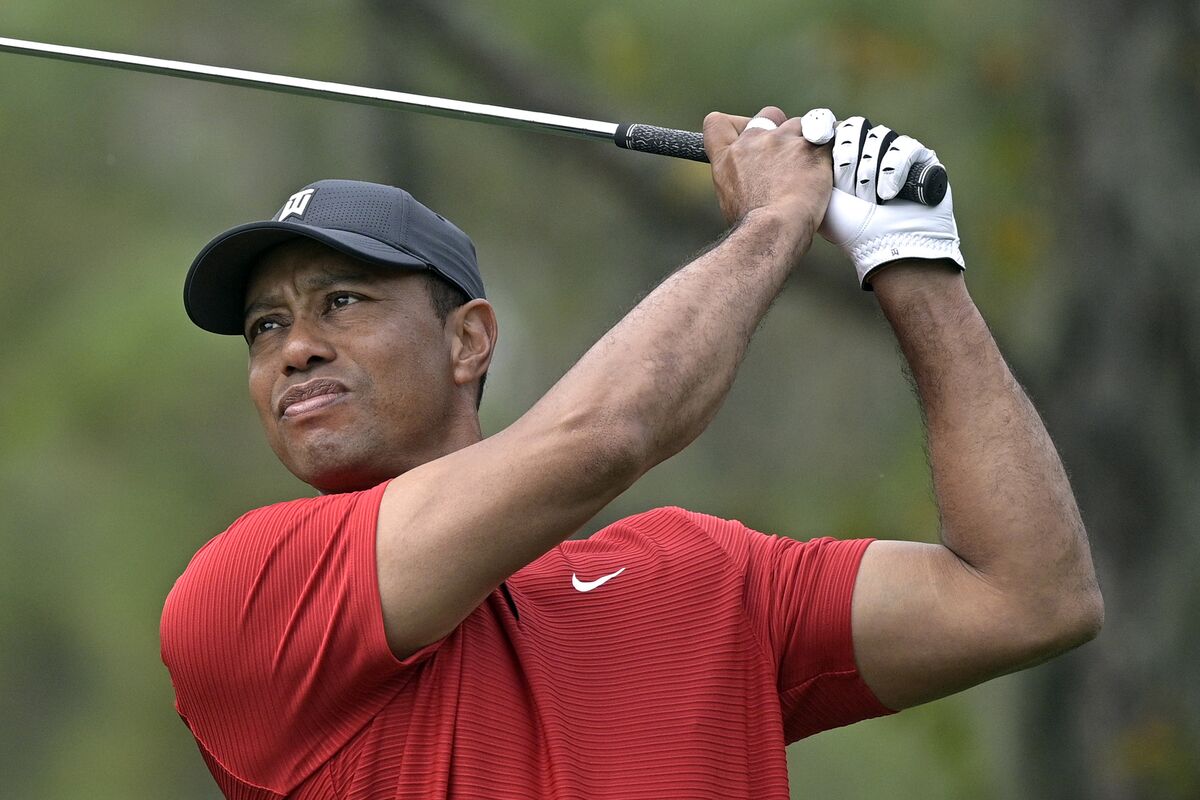 Tiger Woods Posts Short Video of Him Swinging a Wedge - Bloomberg