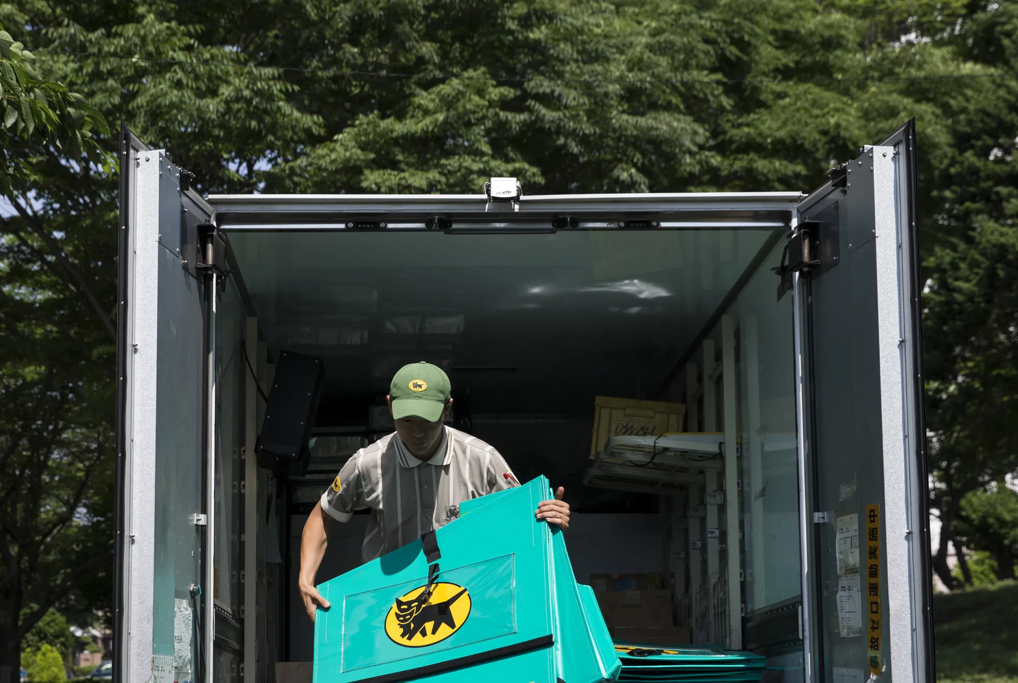 ヤマトHDが事業会社に、ヤマト運輸などグループ8社吸収合併か分割