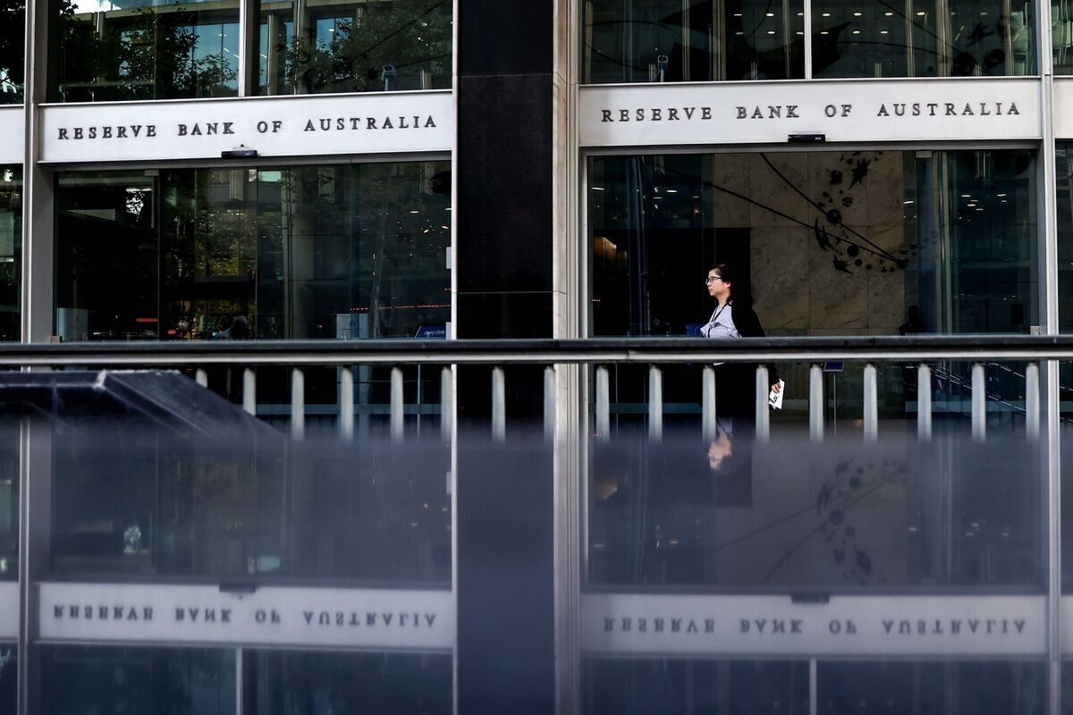 Australian Central Bank Criticized After Surprising Markets - Bloomberg