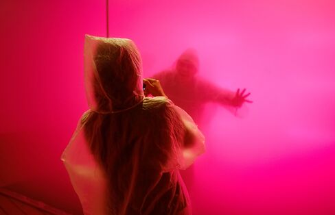 Fruit Weather was a Bompas & Parr installation at the Garage contemporary culture center in Moscow, with a cloud of fruit flavors.