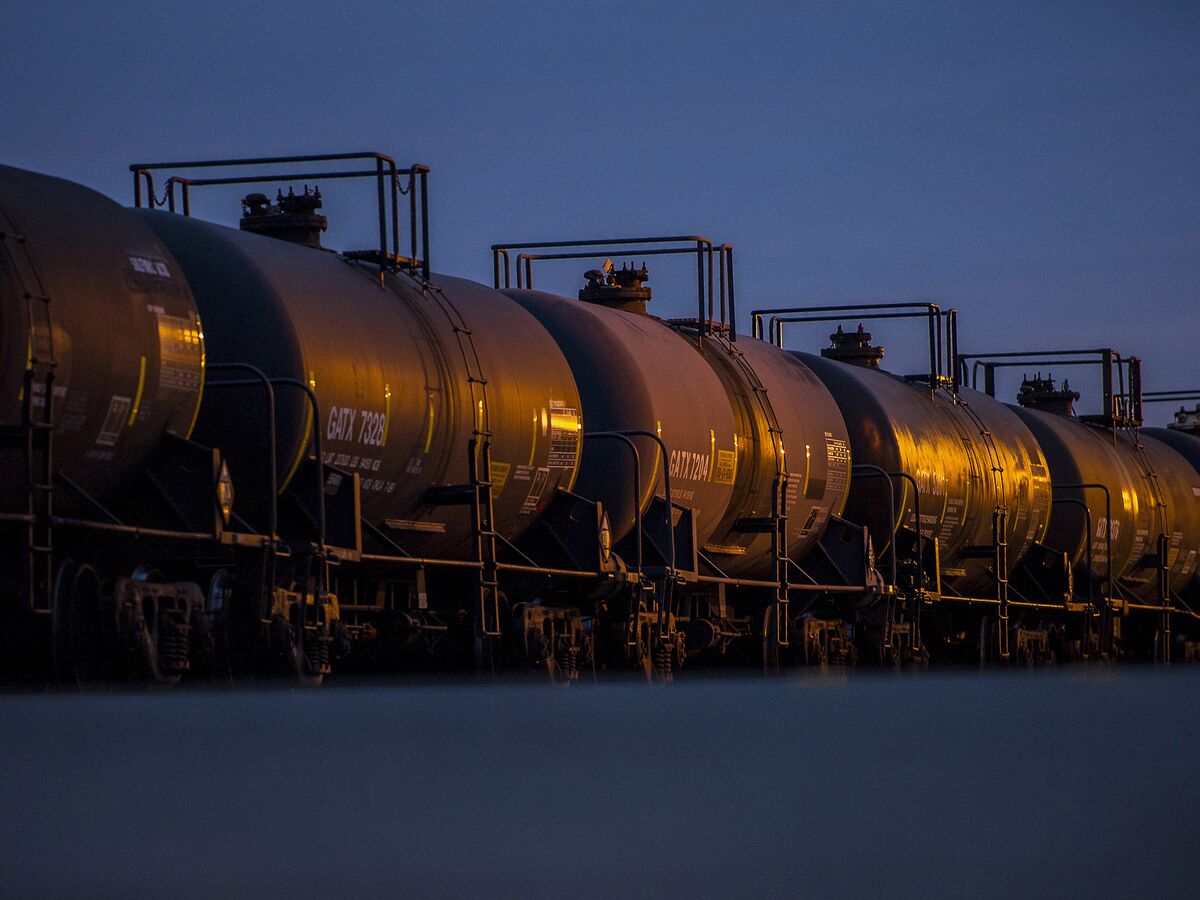 Cenovus Signs Oil-by-Rail Deals Amid Canada Pipeline Pinch - Bloomberg