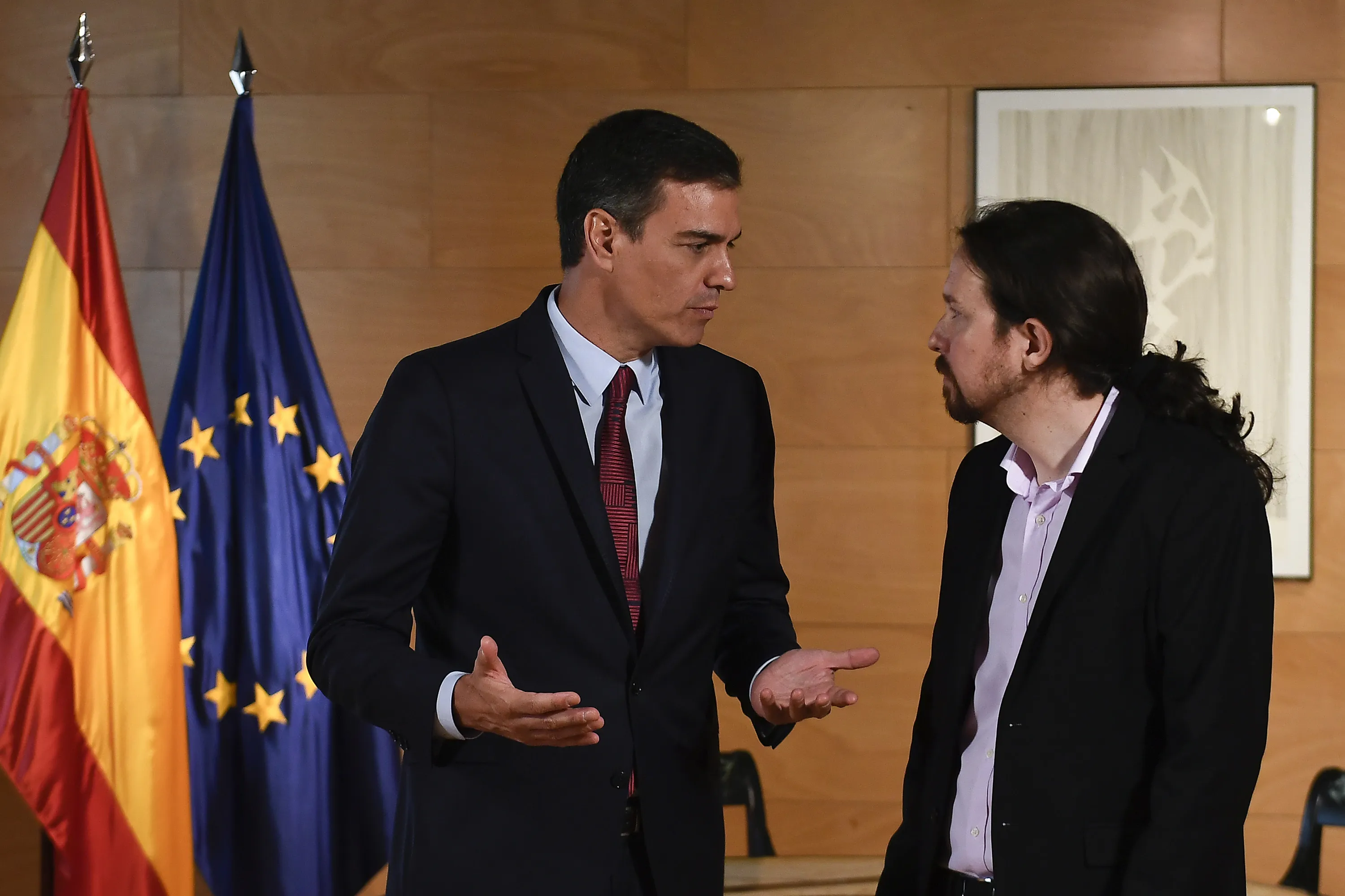 Pedro Sanchez speaks with&nbsp;Pablo Iglesias on July 9.