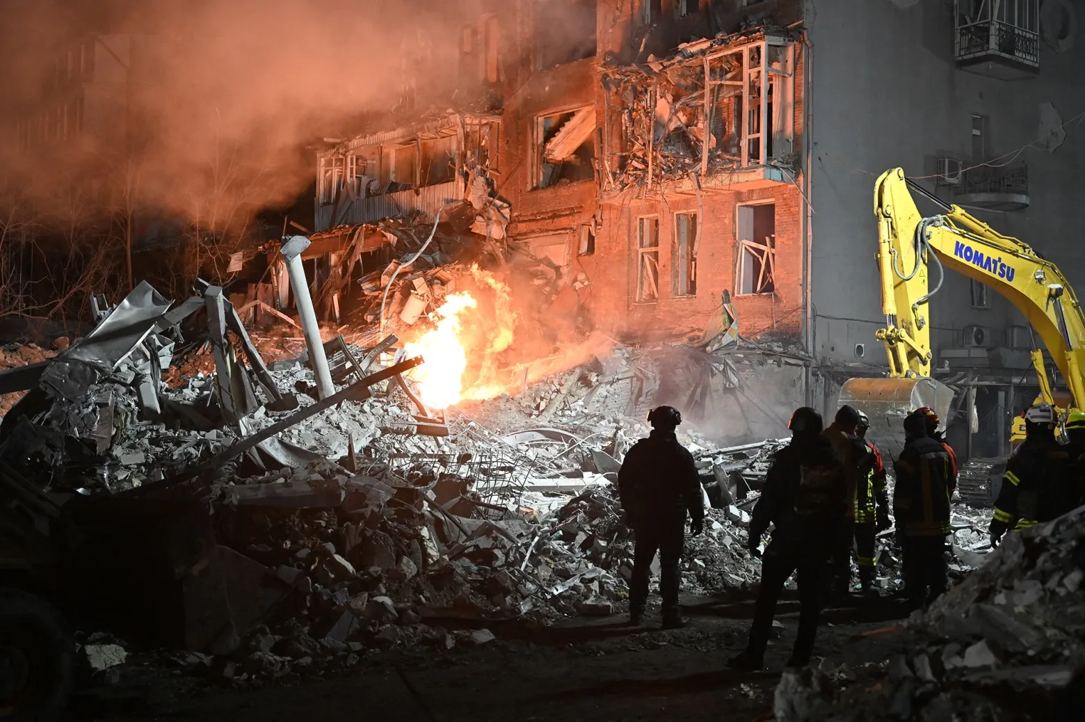 Personal de emergencias observa un edificio residencial dañado tras un ataque aéreo en Járkov el 2 de enero.