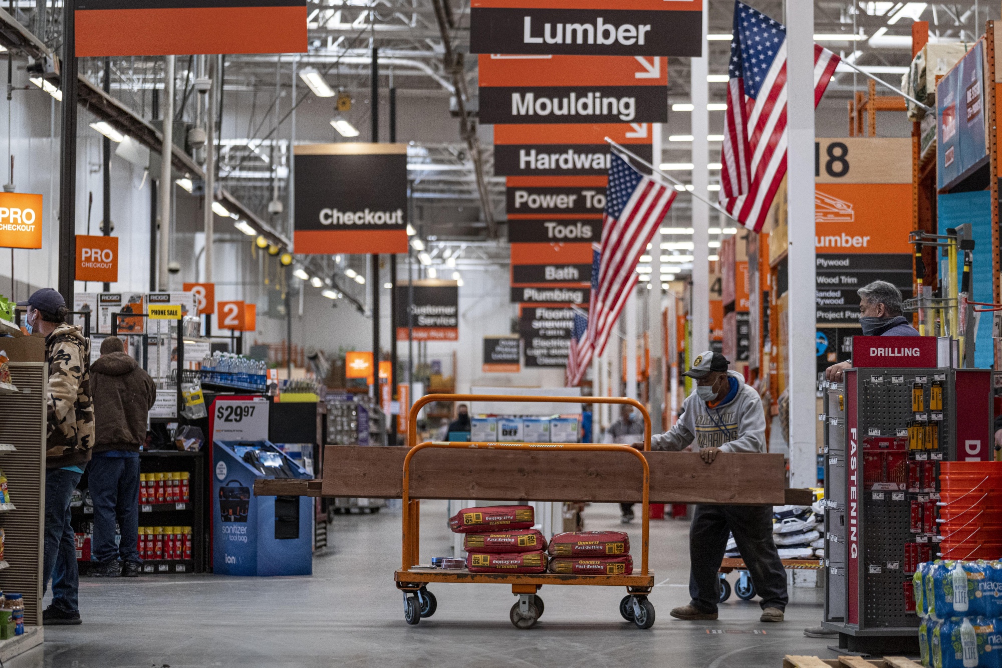 Lowe's, Home Depot Turn to Livestreaming to Build on Covid Gains - Bloomberg