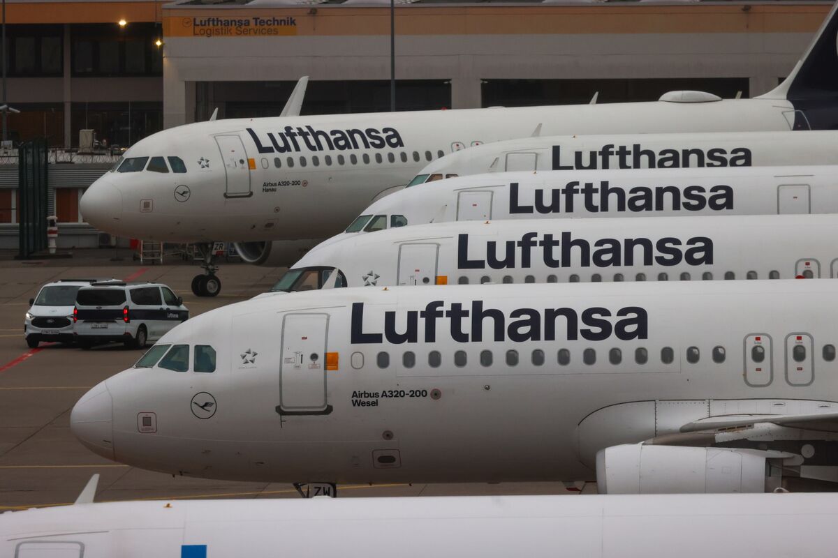 bloomberg.com - Sonja Wind - Lufthansa Warns of Profit Risk as Jet Fuel Costs Roil Sector