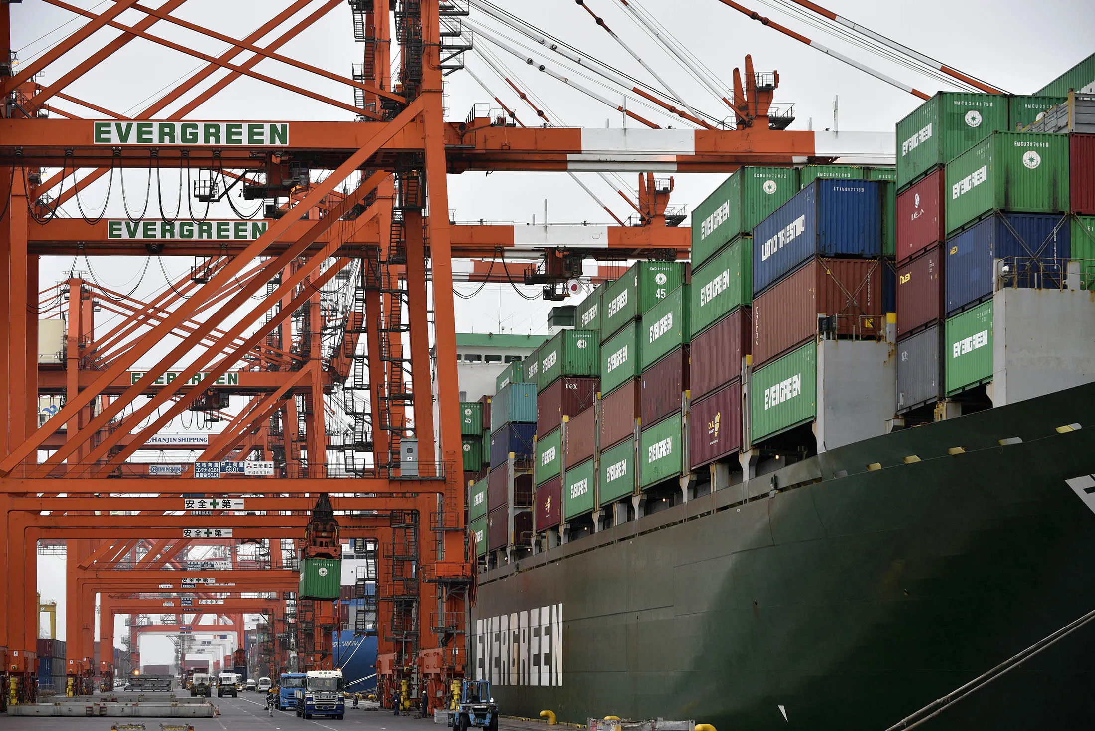 epa05161726 A container ship is loaded at a port in Tokyo, Japan, 15 February 2016. According to the Finance Ministry, the Japanese economy shrank at an annualized rate of 1.4 per cent in the October-to-December period for the second contraction in three quarters. Exports fell 0.9 per cent for the first contraction in two quarters amid slow growth in China, while imports were down 1.4 per cent. EPA/FRANCK ROBICHON
