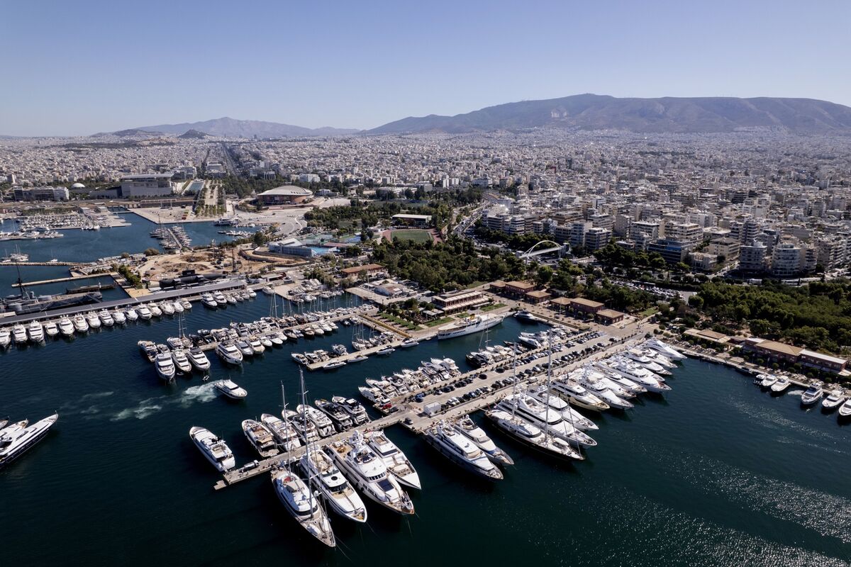 From Bailout to Mayfair Rival: Greece Lures Hedge Fund Elite