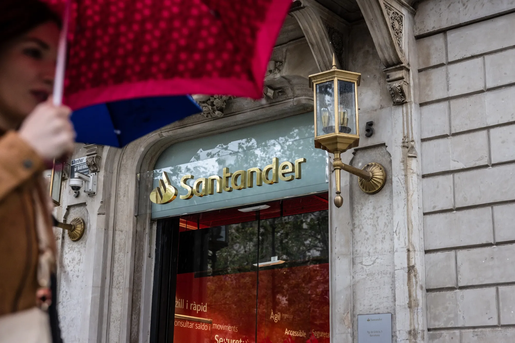 Santander UK Skips Results on Uncertainty Over Car Loan Redress - Bloomberg