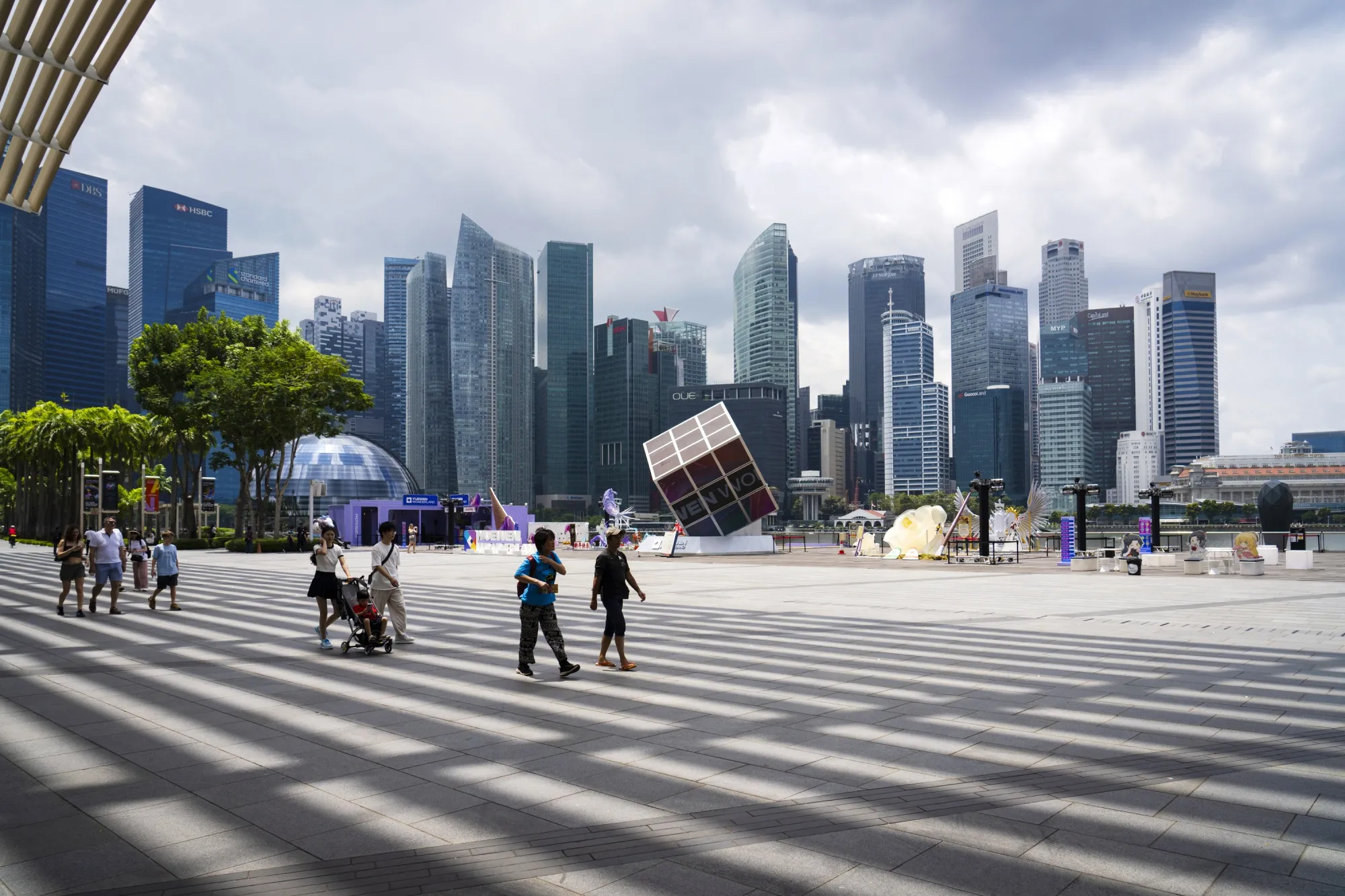 Singapore’s stocks benchmark&nbsp;Straits Times Index&nbsp;extended gains to close at a new high Tuesday.&nbsp;
