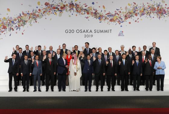 Trump, Saudi Crown Prince Share Spotlight in G-20 ‘Family Photo’