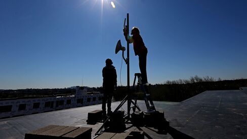 Radio controllers installed to connect users to the Internet through radio signals.