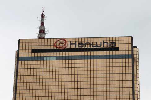 Hanwha Life Tumbles After Shares Sold at Discount